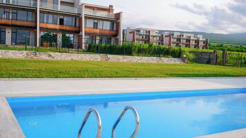 Kolam renang outdoor musiman