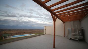 Signature Villa, Balcony, Mountain View | Teres/patio
