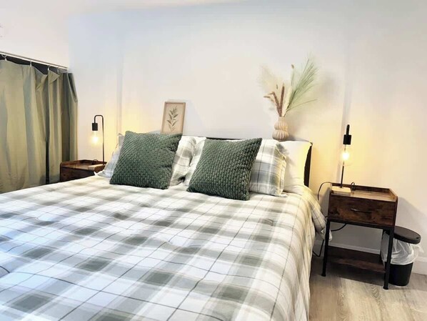 4 makuuhuonetta, silitysrauta/-lauta, vauvan matkasänky, Wi-Fi