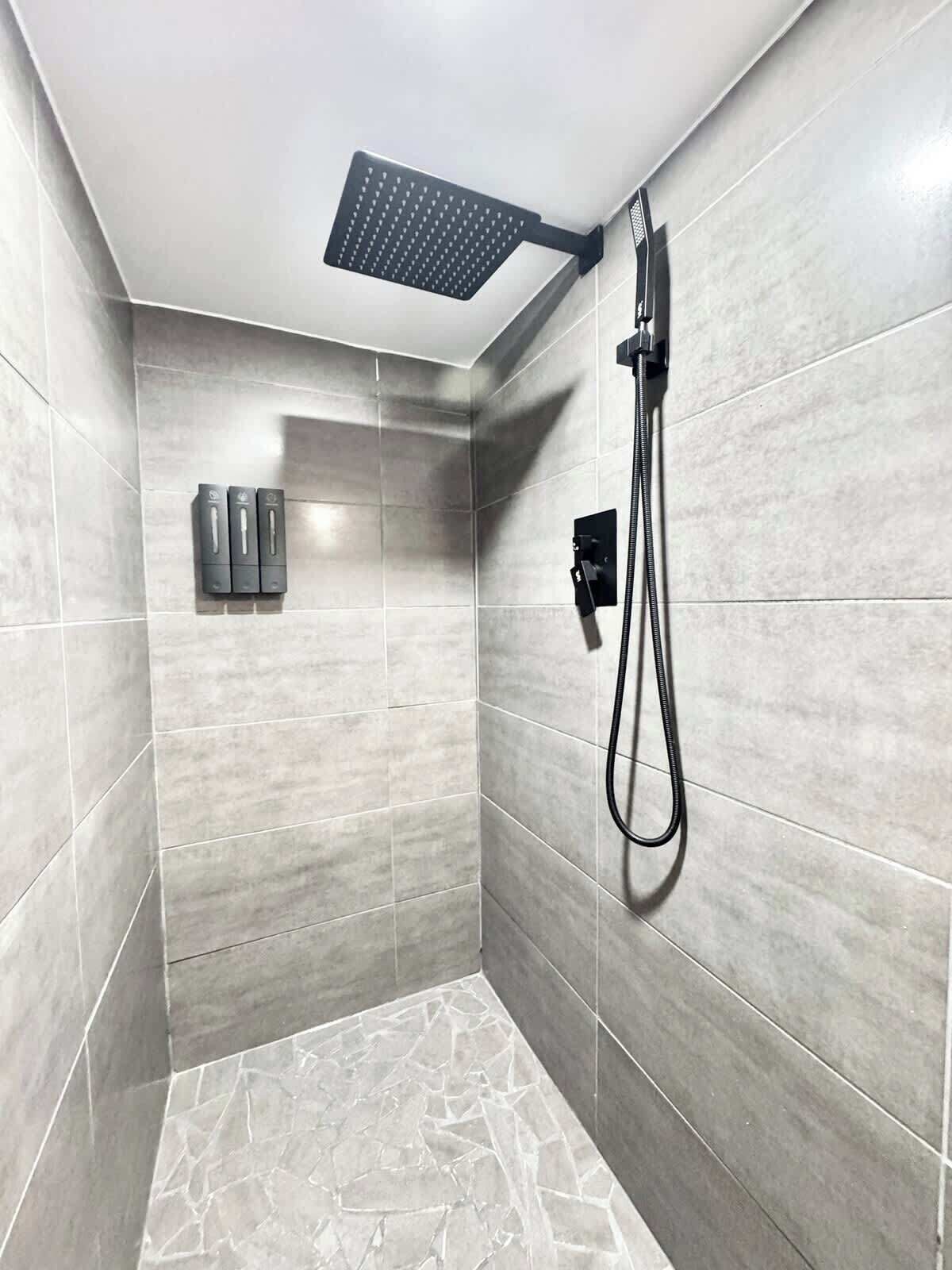 Douche, séchoir à cheveux, serviettes fournies, shampooing