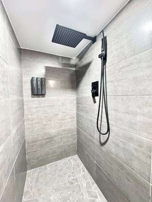 Een douche, een haardroger, handdoeken, shampoo