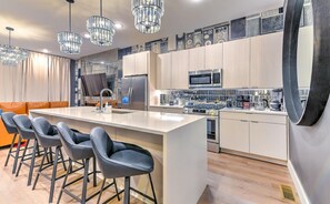 冷蔵庫、電子レンジ、オーブン、コンロ