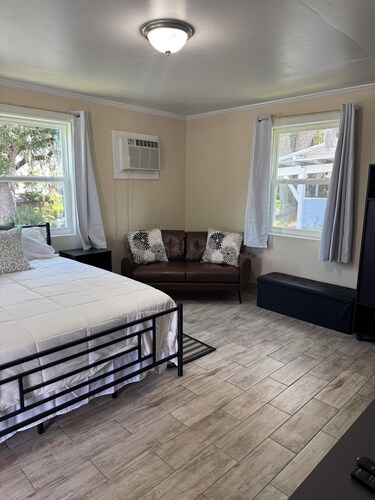 Lake Views-Screened Porch- close to the Villages charming cottage in Leesburg