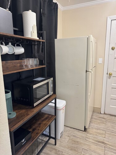 Lake Views-Screened Porch- close to the Villages charming cottage in Leesburg