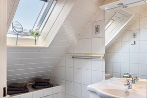 Suihku, hiustenkuivaaja, pyyhkeet