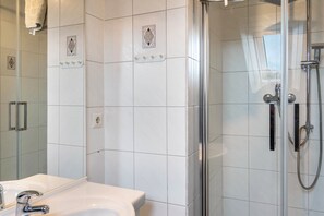 Dusche, Haartrockner, Handtücher