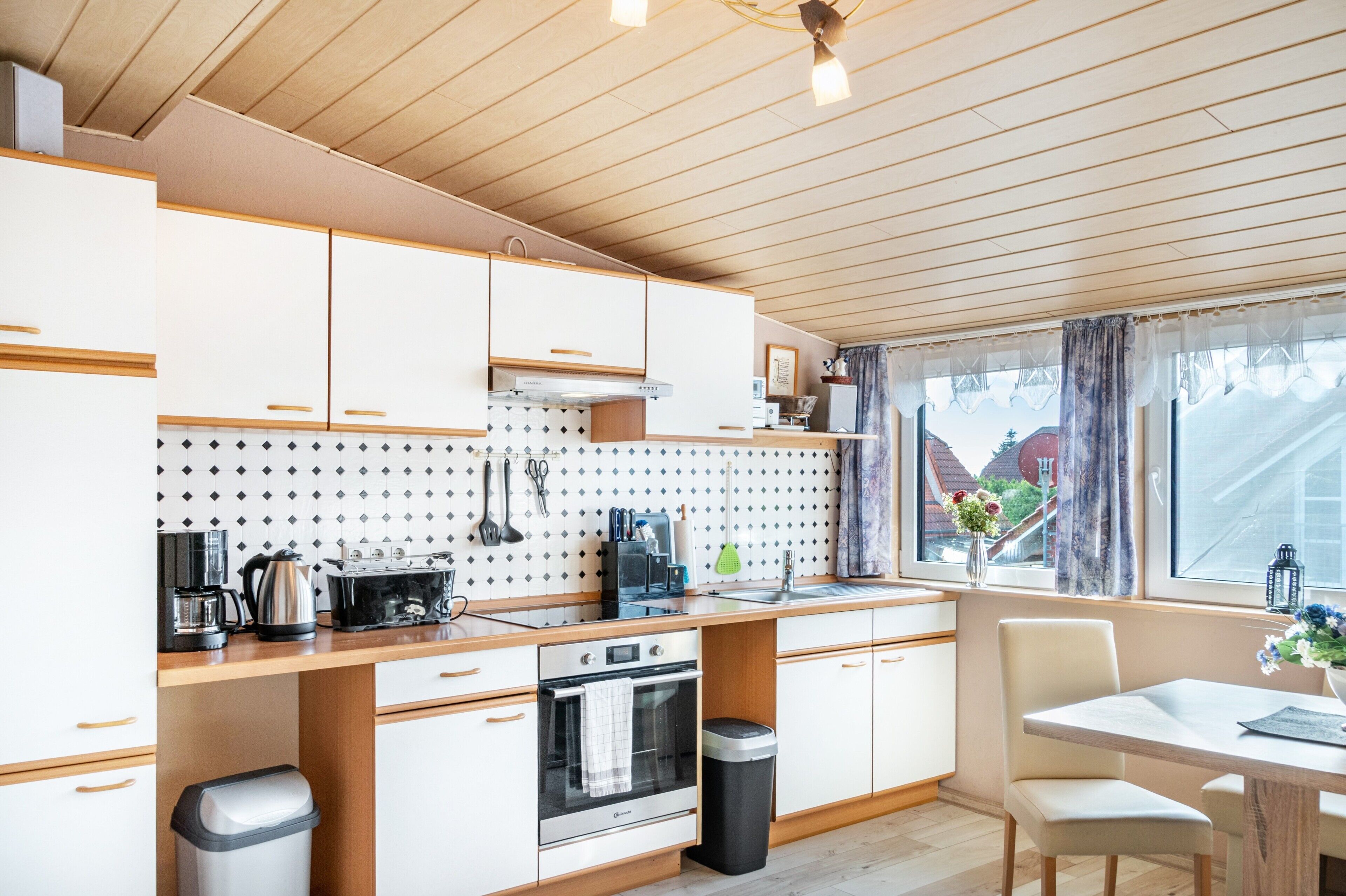 Fridge, oven, stovetop, coffee/tea maker