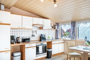 Fridge, oven, stovetop, coffee/tea maker - Holiday Apartment 'Rödel' with Shared Terrace, Private Garden and Wi-Fi (Horumersiel-Schillig)