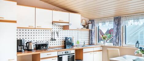 Ofen, Herdplatte, Wasserkocher mit Kaffee-/Teezubehör, Wasserkocher