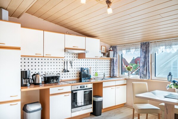 Oven, stovetop, coffee/tea maker, electric kettle