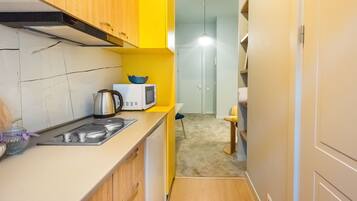 Single Room, City View | Private kitchen | Mini-fridge