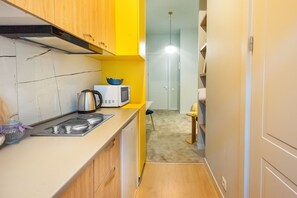 Single Room, City View | Private kitchen | Mini-fridge