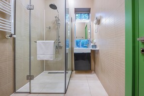 Tweepersoonskamer, uitzicht op de stad (1) | Badkamer | Een douche, een haardroger, handdoeken, zeep