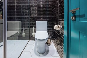 Triple Room, City View | Bathroom