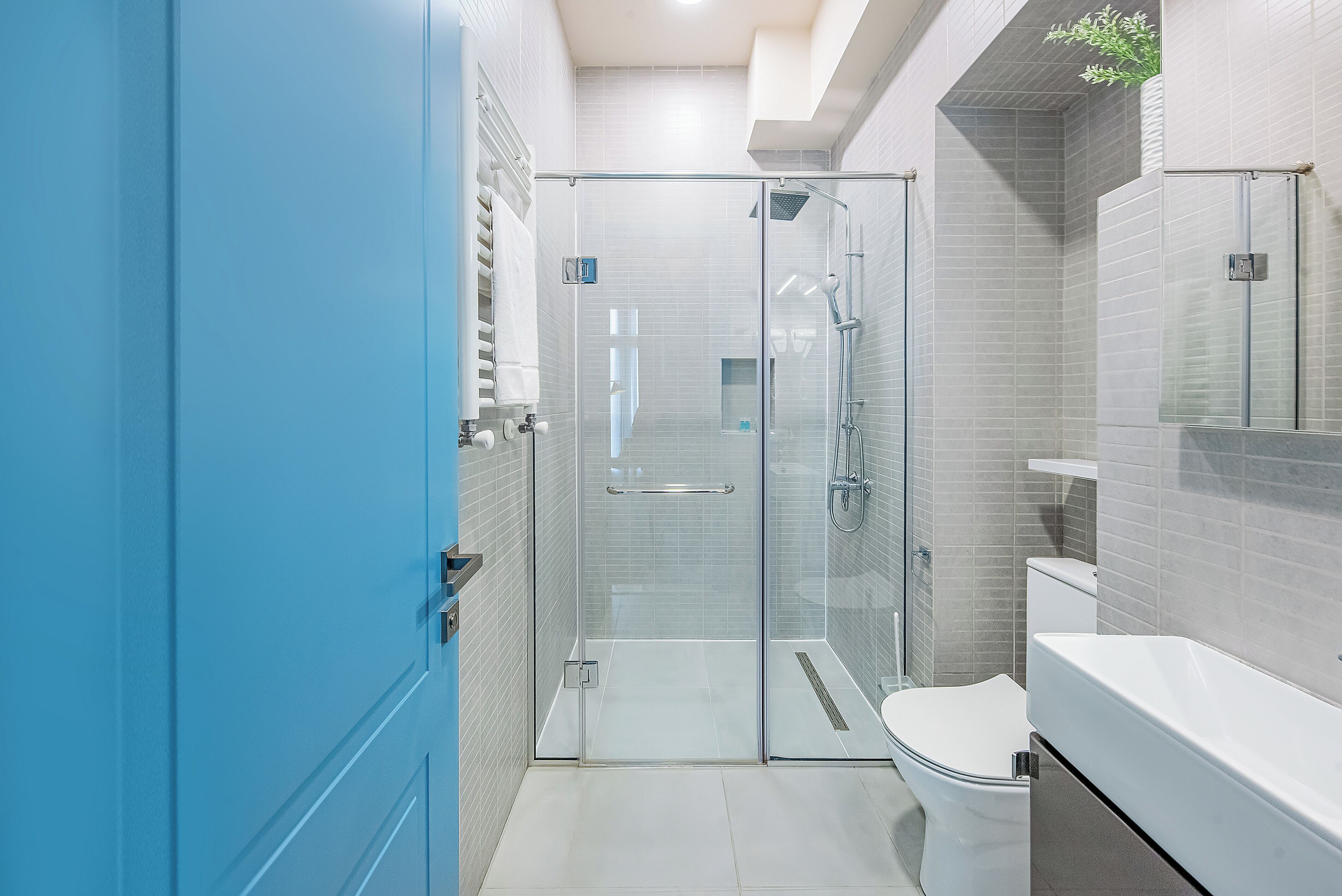 Chambre double, vue sur la cour intérieure (2) | Salle de bain | Douche, séchoir à cheveux, serviettes fournies, savon