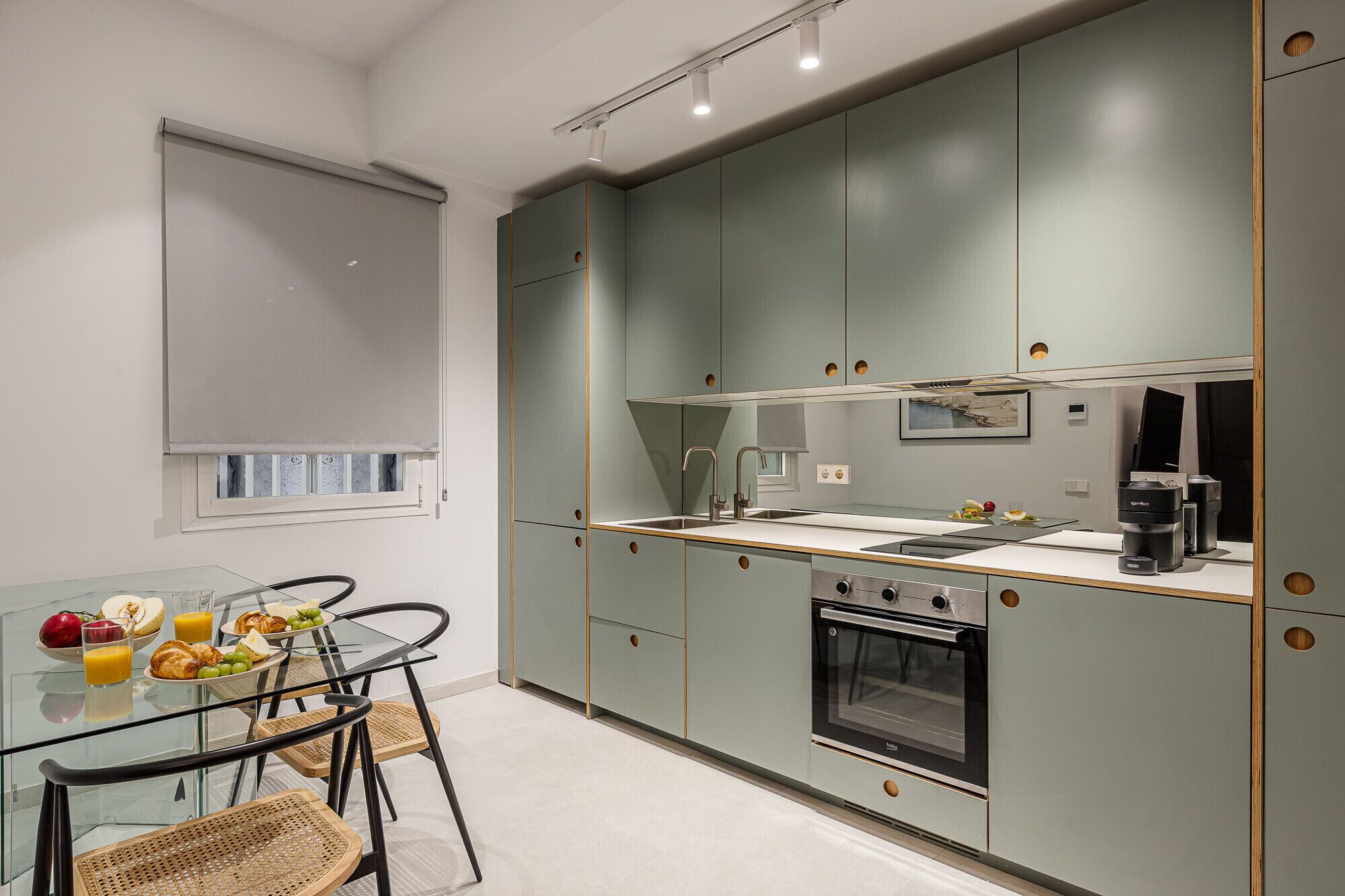 Kylskåp, mikrovågsugn, ugn och diskmaskin