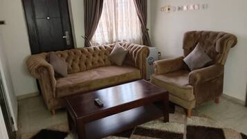 Luxury Studio Suite, Balcony, City View | Living area