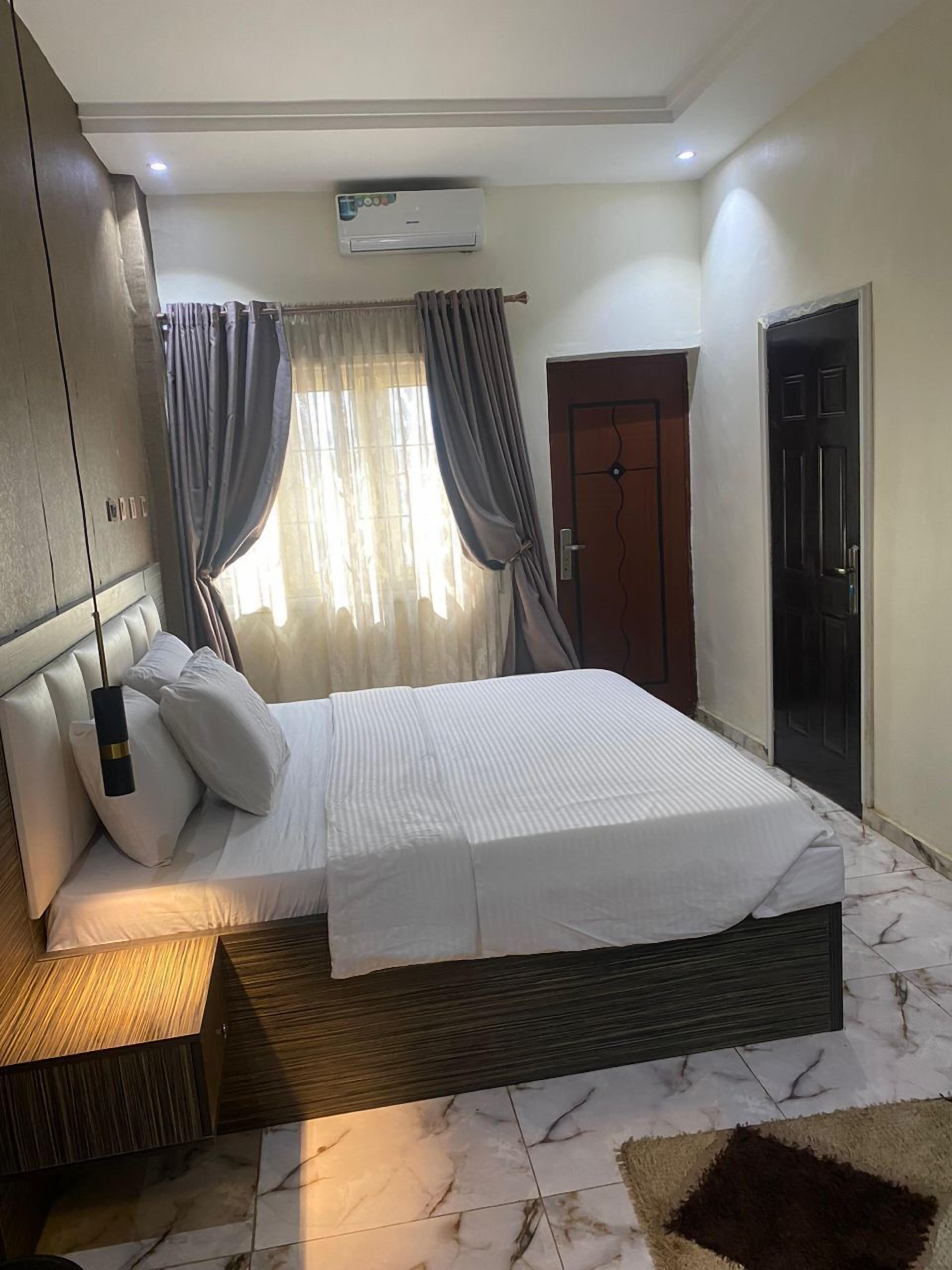 Habitació doble per a ús individual Deluxe, balcó, vistes a la ciutat | Escriptori i espai de treball apte per a portàtils 