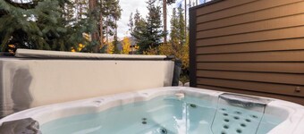 Amber Sky : Only 75 ft to Snowflake Run! Private Hot Tub, Gas Grill