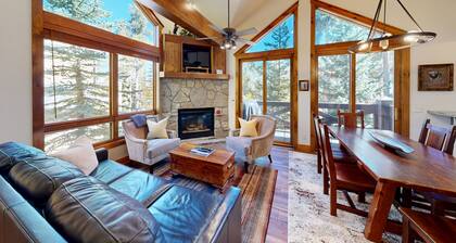 Amber Sky: Only 75 ft to Snowflake Run! Private Hot Tub, Walk to Town, Grill