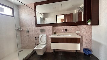 Pantuflas, toallas, jabón, shampoo