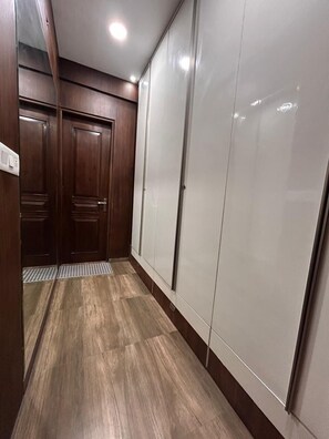 Luxury Twin Room, City View | Meja, ruang kerja komputer riba, langsir/tirai gelap terus