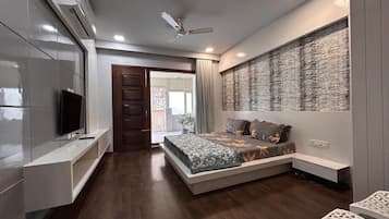 Luxury Twin Room, City View | Down duvets, memory-foam beds, desk, laptop workspace