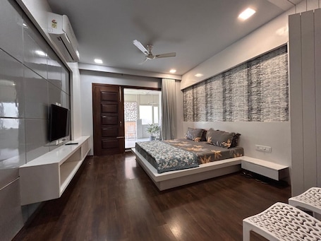 Luxury Twin Room, City View | Down comforters, memory foam beds, desk, laptop workspace