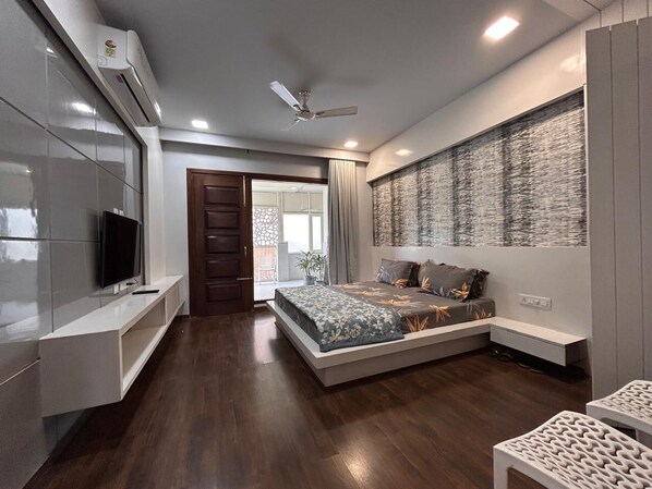 Luxury Twin Room, City View | Meja, ruang kerja komputer riba, langsir/tirai gelap terus