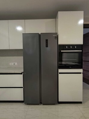Luxury Twin Room, City View | Private kitchen | Full-sized fridge, microwave, oven, stovetop