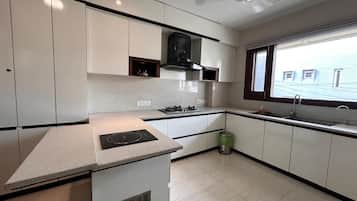Luxury Twin Room, City View | Private kitchen