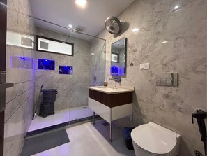 Luxury Twin Room, City View | Bathroom