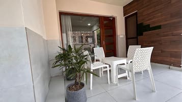Luxury Twin Room, City View | Terrace/patio