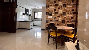 Habitación de lujo con 2 camas individuales, vistas a la ciudad | Sala de estar