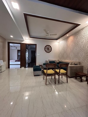 Luxury Twin Room, City View | Ruang tamu