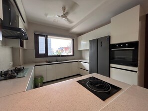 Luxury Twin Room, City View | Dapur peribadi | Peti sejuk/penyejuk beku saiz penuh, ketuhar gelombang mikro, dapur