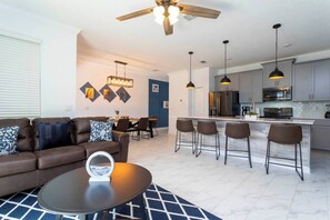 テレビ、書斎 / ワークスペース