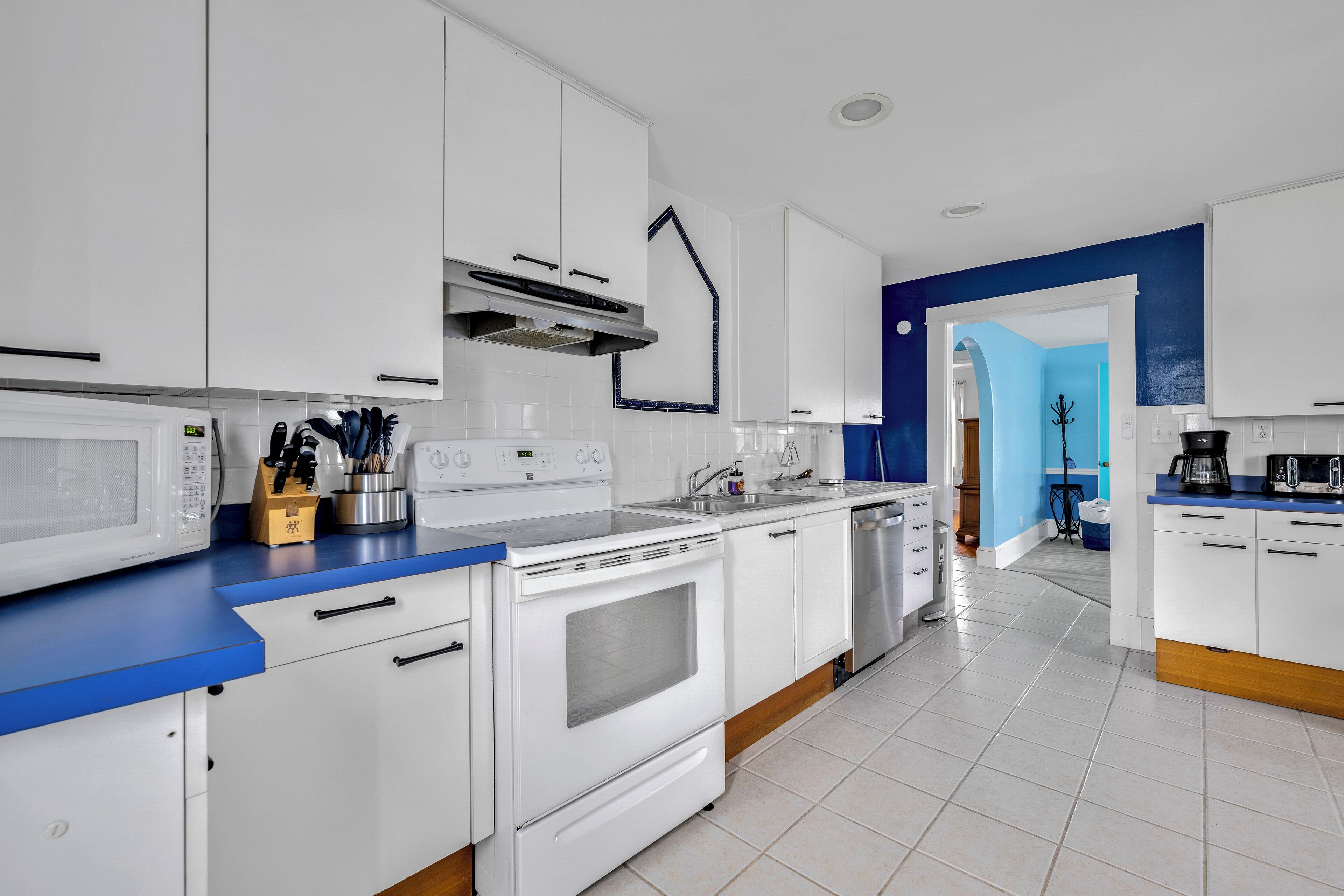 ثلاجة، ميكروويف، فرن، موقد طهي مسطح