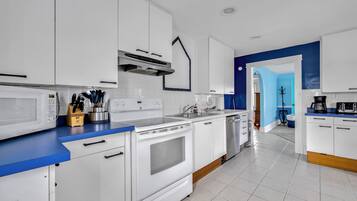 ثلاجة، ميكروويف، فرن، موقد طهي مسطح