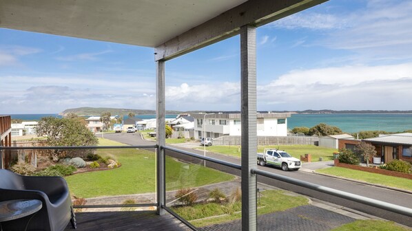 A balcony with a view of a residential area, a road, and the sea. - OPI San Remo with water views (San Remo)