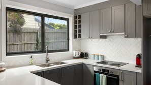 Jääkaappi, mikroaaltouuni, uuni, liesi