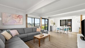 Televisio, DVD-soitin, kirjoja