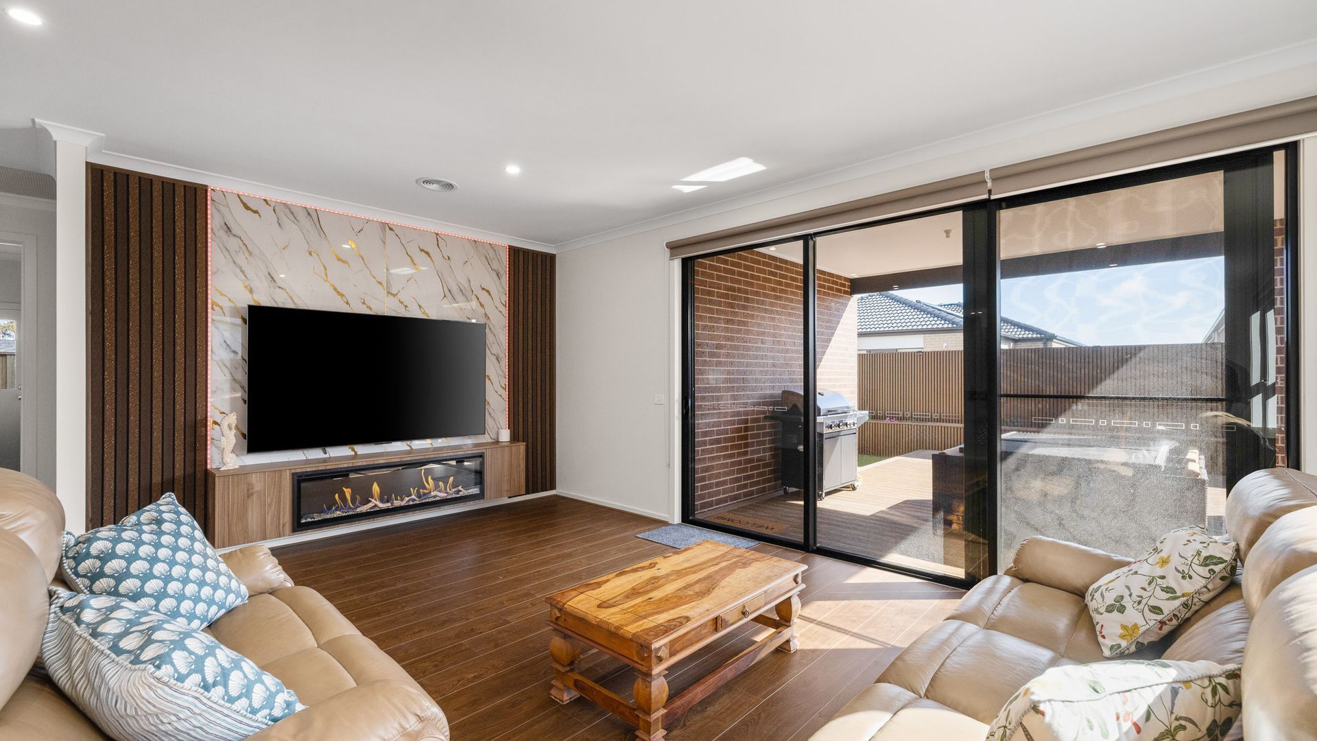 Televisión, mesa de ping pong, libros