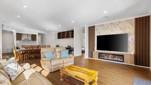 Un salon moderne avec un canapé, une table basse et une cheminée.