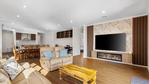 تلفزيون، تنس طاولة، كُتُب