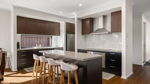 ثلاجة، ميكروويف، فرن، موقد طهي مسطح