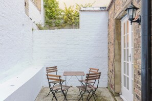 Outdoor dining - Bright Studio Flat with Private Patio, Fulham (Greater London)