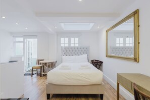Internet, bed sheets - Bright Studio Flat with Private Patio, Fulham (Greater London)