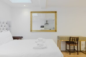 Internet, bed sheets - Bright Studio Flat with Private Patio, Fulham (Greater London)