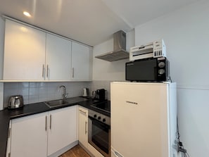 Microondas, horno, placa de cocina, cafetera/tetera